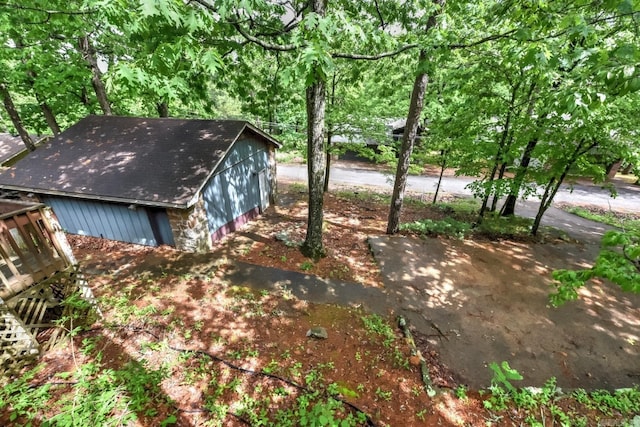 view of yard with an outbuilding