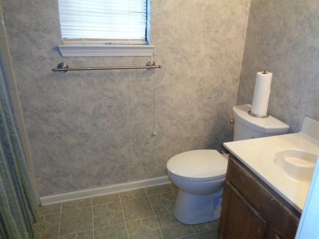 full bath featuring toilet, baseboards, curtained shower, and vanity