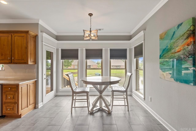dining room featuring visible vents, crown molding, baseboards, beverage cooler, and an inviting chandelier