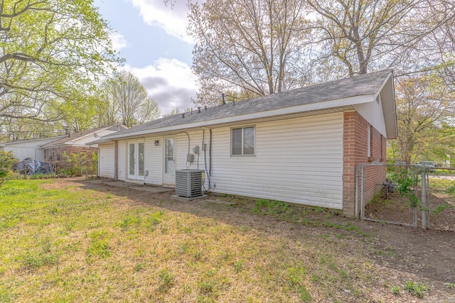 3210 Kingsbury St, Jonesboro, AR 72401 - back of property featuring brick siding, central AC, fence, and a yard