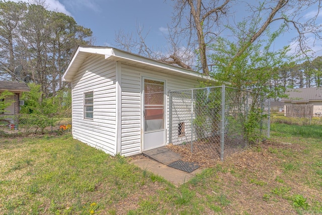 3210 Kingsbury St, Jonesboro, AR 72401 - view of outbuilding with an outdoor structure and fence