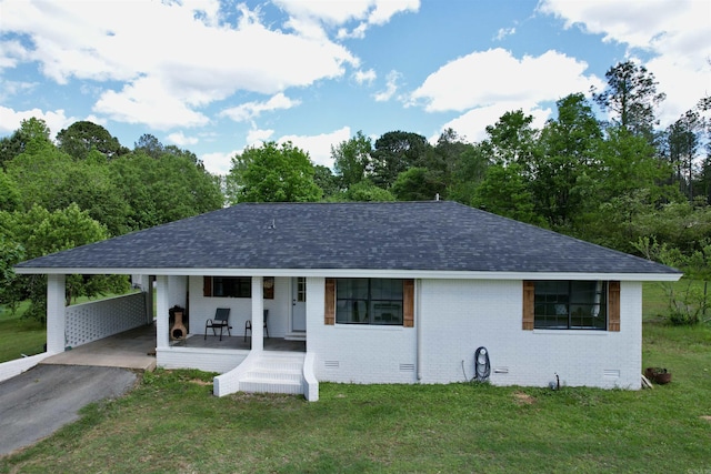 ranch-style house featuring a shingled roof, driveway, and a front yard
