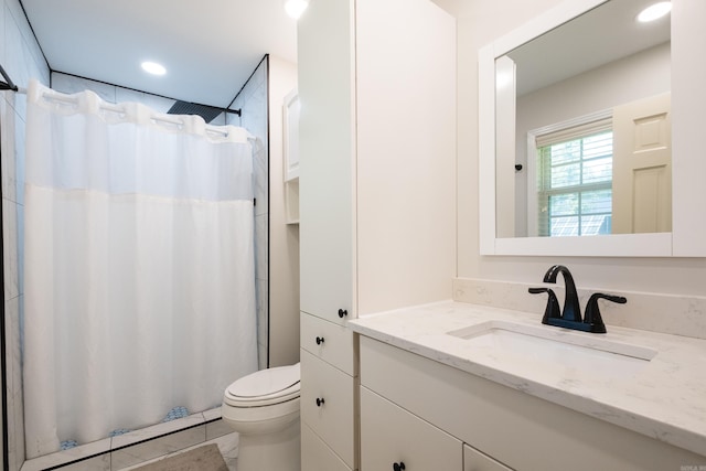 full bath featuring recessed lighting, toilet, vanity, and a shower with curtain