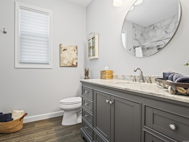 full bathroom with toilet, baseboards, a shower with shower curtain, vanity, and wood finished floors