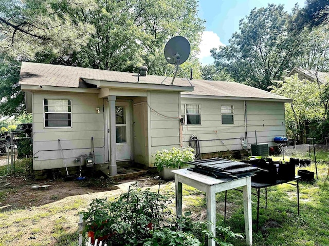 3120 Race St, Jonesboro, AR 72401 - rear view of house featuring fence