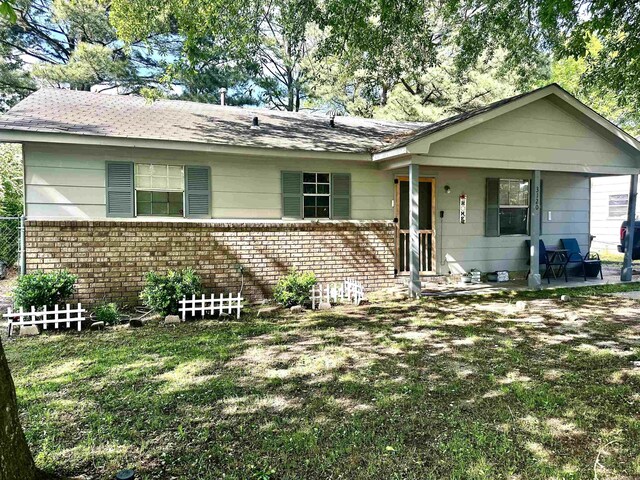 3120 Race St, Jonesboro, AR 72401 - ranch-style house with brick siding and fence