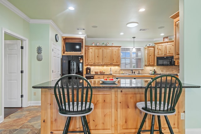 199 Gleneagle Loop, Hot Springs, AR 71913 - kitchen with baseboards, visible vents, a kitchen breakfast bar, backsplash, and black appliances