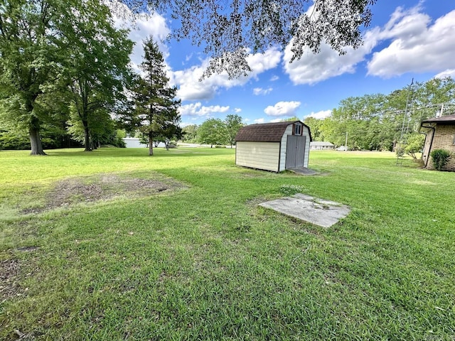 view of yard featuring an outbuilding and a storage unit