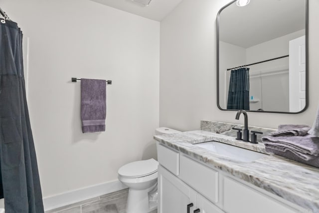 920 Park St, Little Rock, AR 72202 - full bathroom featuring toilet, curtained shower, baseboards, and vanity