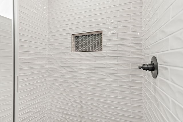 54 Lieblong Rd, Greenbrier, AR 72058 - details featuring a tile shower
