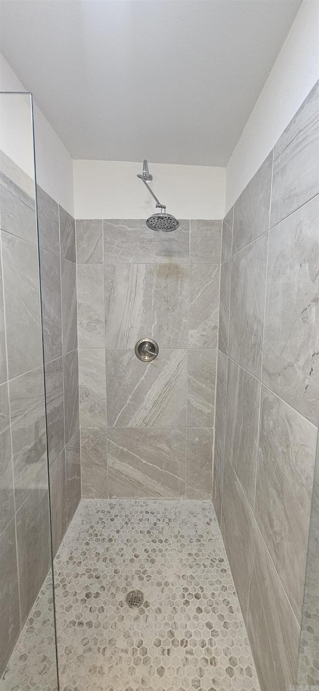 2720 S Spring St, Little Rock, AR 72206 - full bath featuring tiled shower