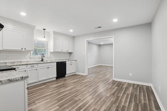 kitchen with visible vents, white cabinetry, wood finished floors, black appliances, and tasteful backsplash