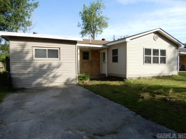 201 Quapaw St, Steele, MO 63877 - view of front of property featuring a front lawn