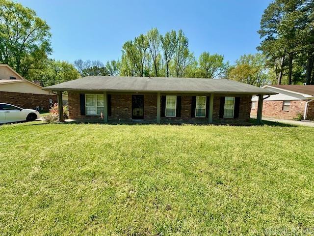 single story home with a front yard