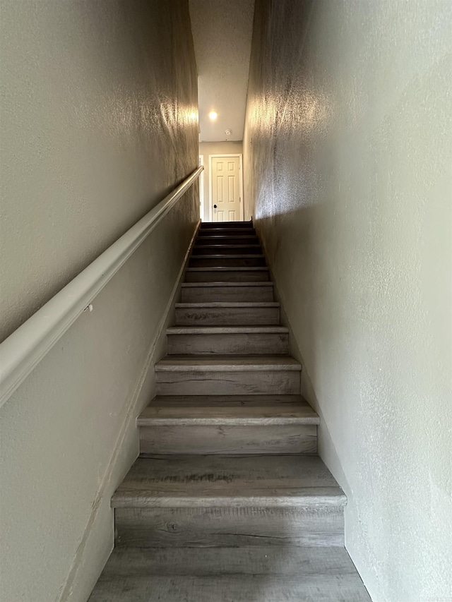 1720 Sanford Dr, Little Rock, AR 72227 - view of staircase