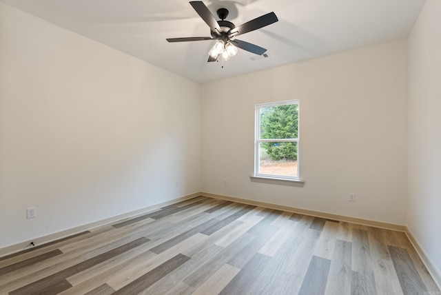 unfurnished room featuring light wood-style flooring, a ceiling fan, and baseboards