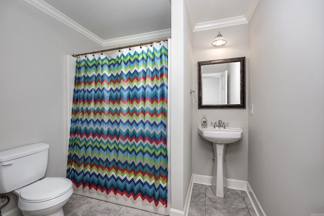406 Parliament St, Little Rock, AR 72211 - bathroom featuring ornamental molding, baseboards, toilet, and a shower with shower curtain