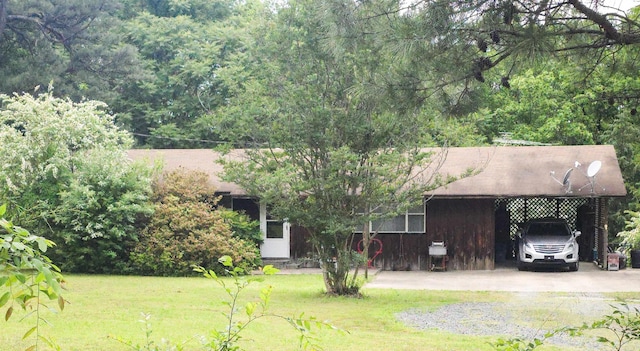 163 Junior Cir, Clinton, AR 72031 - view of front of property featuring a front yard, concrete driveway, a carport, and a wooded view