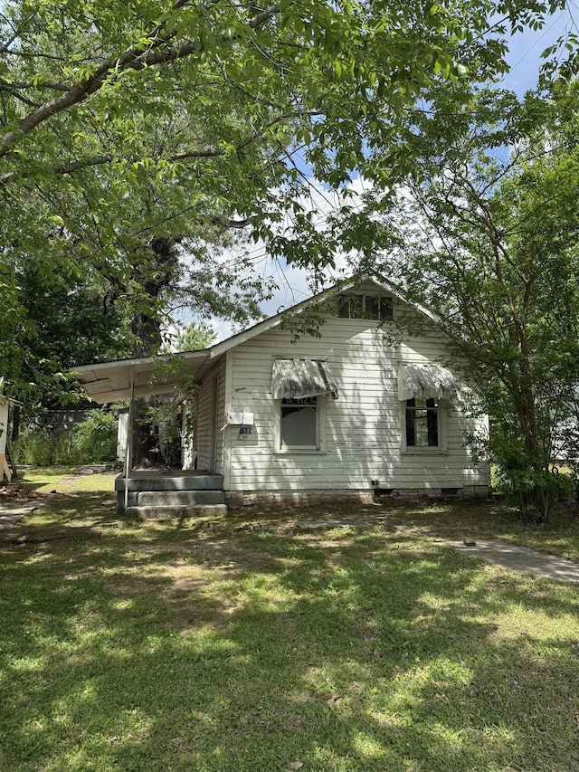 view of front of property with a front lawn