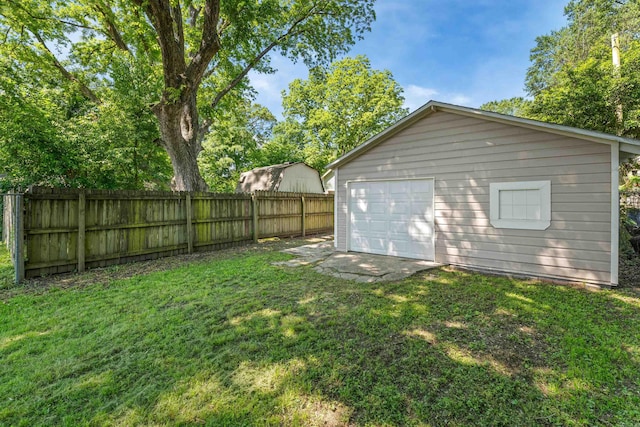 view of yard featuring a detached garage and an outdoor structure