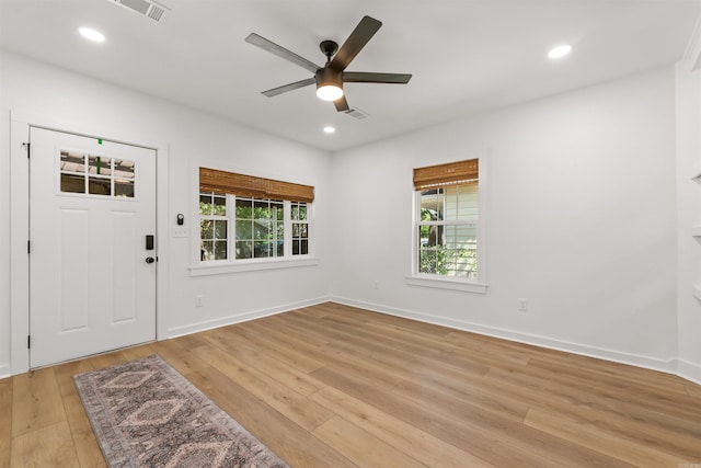 foyer featuring light wood-style floors, a ceiling fan, baseboards, and recessed lighting
