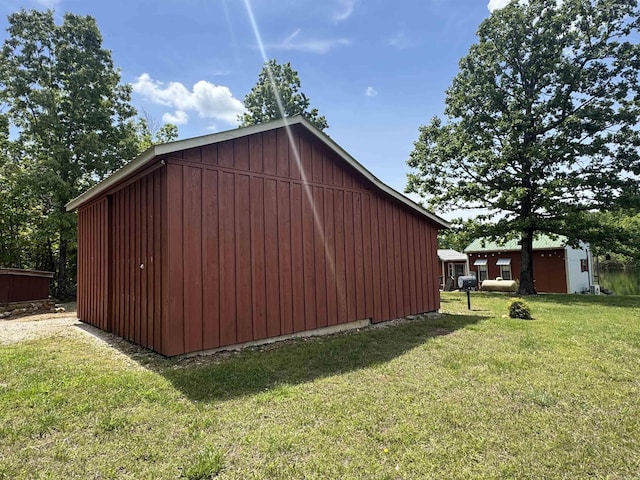 view of outdoor structure with an outbuilding