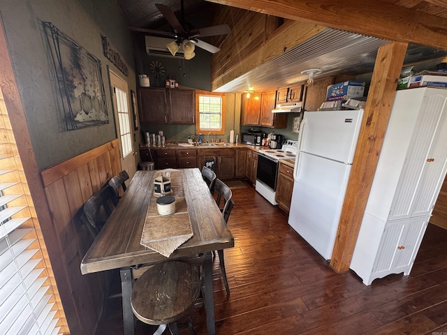 kitchen featuring white appliances, under cabinet range hood, dark wood-type flooring, and a ceiling fan