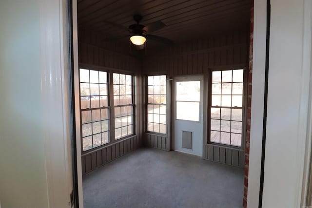 empty room with ceiling fan