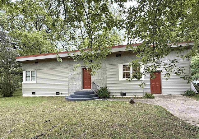 601 Clarence St, Mountain View, AR 72560 - view of front of property with crawl space, a front lawn, and entry steps