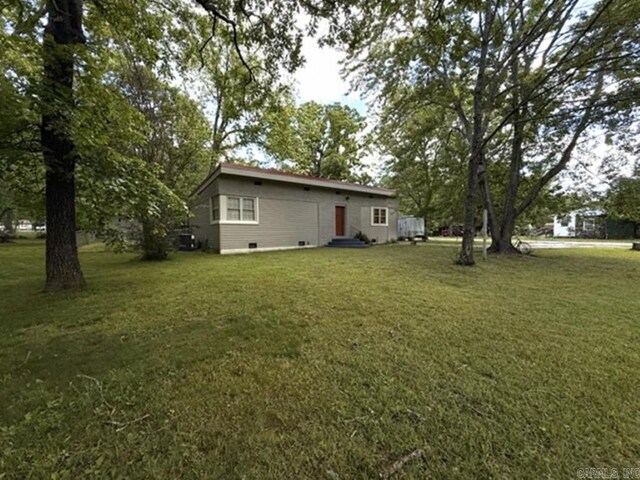 601 Clarence St, Mountain View, AR 72560 - view of green lawn featuring entry steps