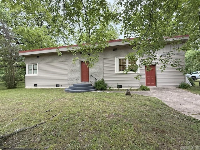 601 Clarence St, Mountain View, AR 72560 - view of front of property with crawl space and a front lawn