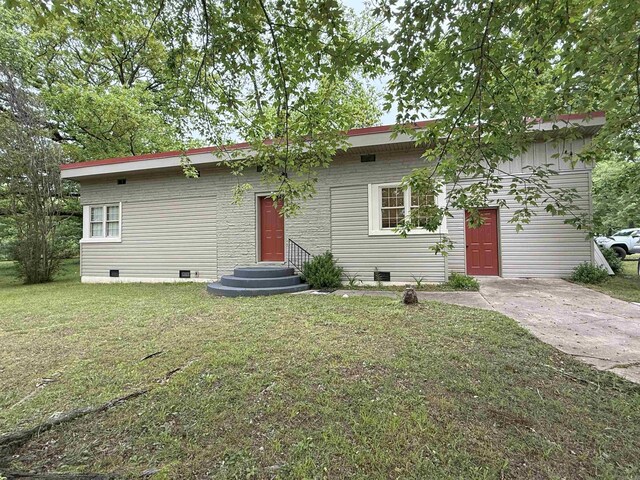 601 Clarence St, Mountain View, AR 72560 - view of front facade featuring crawl space and a front lawn