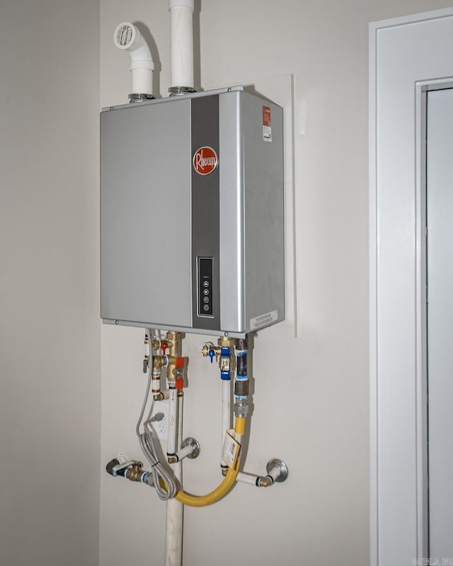 912 Lakeshore Dr, Heber Springs, AR 72543 - utilities featuring tankless water heater