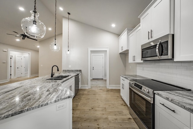 912 Lakeshore Dr, Heber Springs, AR 72543 - kitchen featuring stainless steel appliances, a sink, a peninsula, white cabinets, and tasteful backsplash
