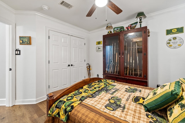 2724 Crooked Stick Dr, Benton, AR 72015 - bedroom with wood finished floors, a closet, ornamental molding, baseboards, and a ceiling fan