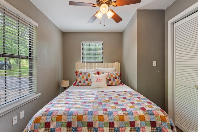 112 Fairchild Pt, Hot Springs, AR 71901 - bedroom with a textured wall, a closet, and ceiling fan