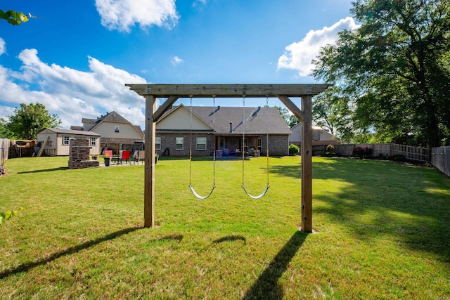 view of yard featuring an outbuilding