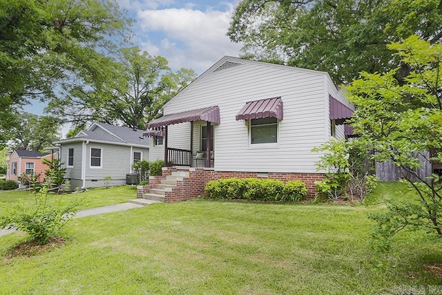 view of front of property with a front yard and crawl space