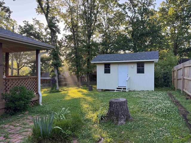 view of yard with an outdoor structure
