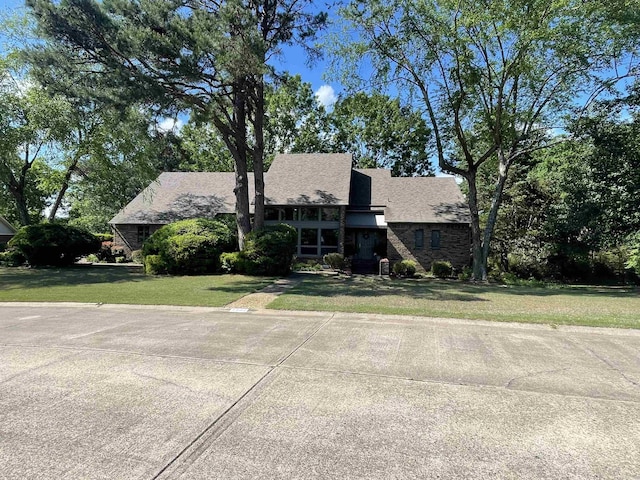 1502 Quail Creek Dr, Conway, AR 72032 - view of front of home featuring a front lawn and stone siding