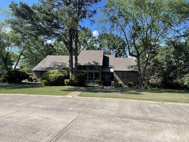 1502 Quail Creek Dr, Conway, AR 72032 - view of front facade featuring a front lawn and stone siding
