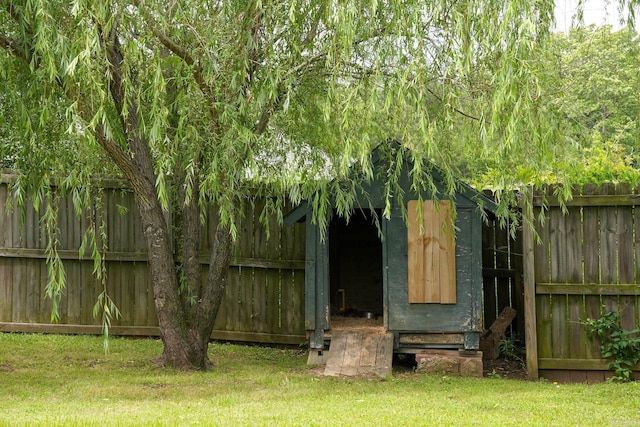 view of yard with an outbuilding