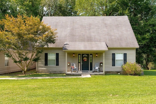 204 Riverside Dr, Pangburn, AR 72121 - new england style home featuring a front lawn, covered porch, and roof with shingles