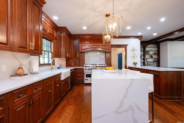 kitchen with stainless steel appliances, a sink, a center island, recessed lighting, and dark wood-type flooring