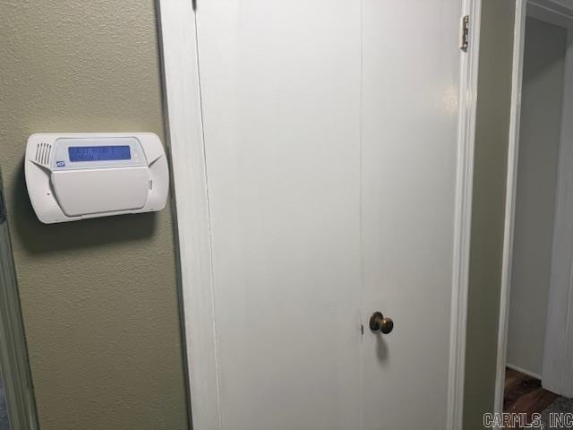 307 E 5th St, Carlisle, AR 72024 - detailed view of a textured wall