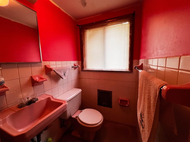 96 E Lakeshore Dr, Cherokee Village, AR 72529 - bathroom featuring tile walls, a sink, wainscoting, and toilet