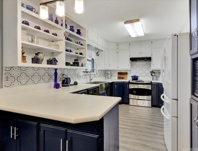 72 Pintuerero Way, Hot Springs Village, AR 71909 - kitchen featuring stainless steel electric range oven, freestanding refrigerator, a sink, light countertops, and decorative backsplash