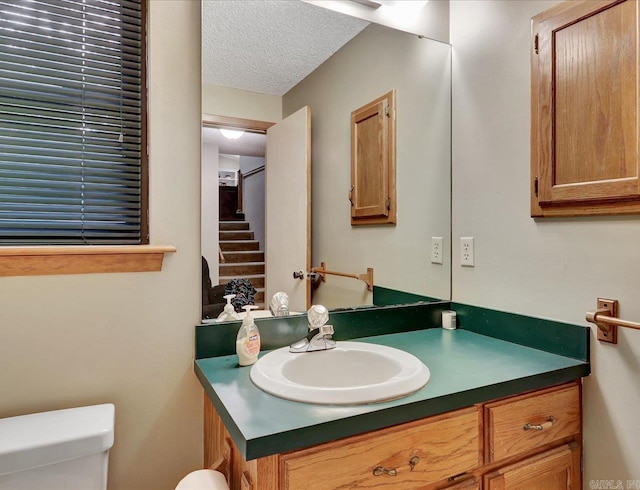 72 Pintuerero Way, Hot Springs Village, AR 71909 - bathroom with toilet, vanity, and a textured ceiling