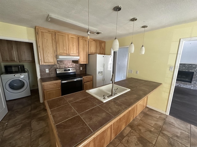 2608 Timbermist Cir, Benton, AR 72015 - kitchen with electric stove, washer / clothes dryer, white fridge with ice dispenser, a sink, and a peninsula