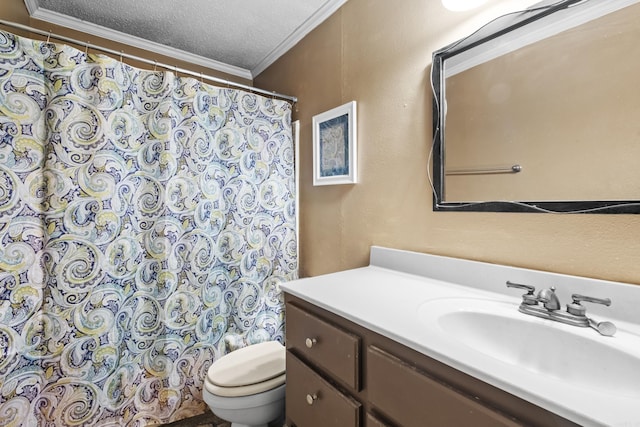 full bathroom featuring ornamental molding, toilet, vanity, a textured ceiling, and a shower with curtain